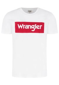 Wrangler - T-SHIRT MĘSKI WRANGLER SS LOGO TEE WHITE W742FK989. Okazja: na uczelnię. Materiał: jeans, bawełna, materiał. Wzór: nadruk. Sezon: lato. Styl: klasyczny #1
