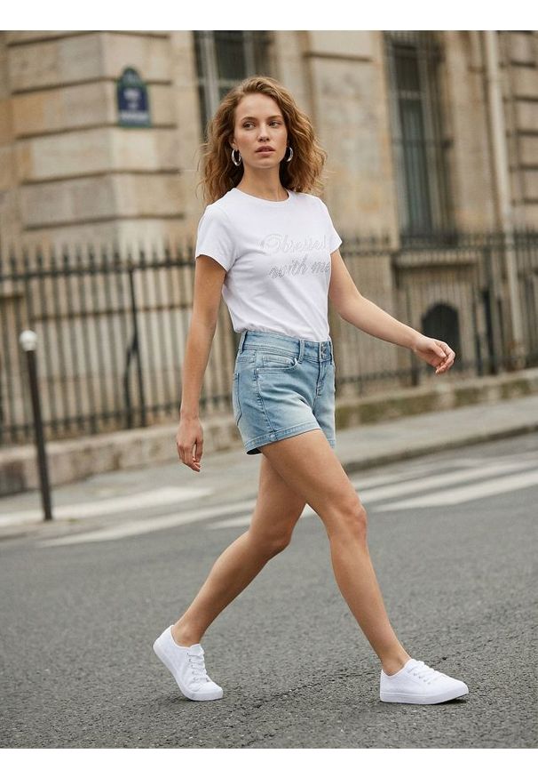 Sinsay - Szorty jeansowe z efektem sprania - niebieski. Kolor: niebieski. Materiał: jeans