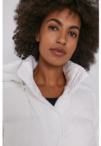Armani Exchange kurtka puchowa damska kolor biały zimowa. Okazja: na co dzień. Kolor: biały. Materiał: puch. Sezon: zima. Styl: casual #2