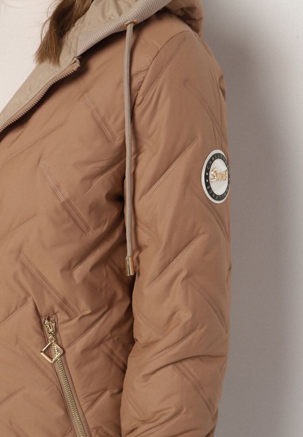 Born2be - Jasnobrązowa Pikowana Kurtka z Przedłużonym Tyłem i Kapturem Melune. Okazja: na co dzień. Kolor: brązowy. Materiał: jeans. Wzór: aplikacja. Styl: casual, klasyczny