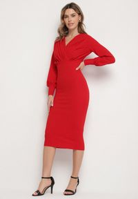 Born2be - Czerwona Dopasowana Sukienka Koktajlowa z Kopertowym Dekoltem Redalia. Okazja: na imprezę. Typ kołnierza: dekolt kopertowy. Kolor: czerwony. Typ sukienki: kopertowe. Styl: wizytowy #1
