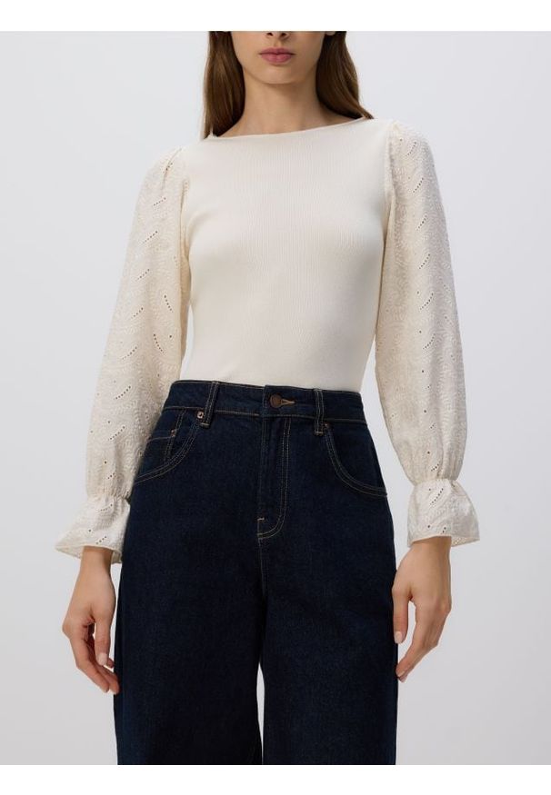 Reserved - Sweter z ozdobnym rękawem - kremowy. Kolor: kremowy. Materiał: dzianina, wiskoza