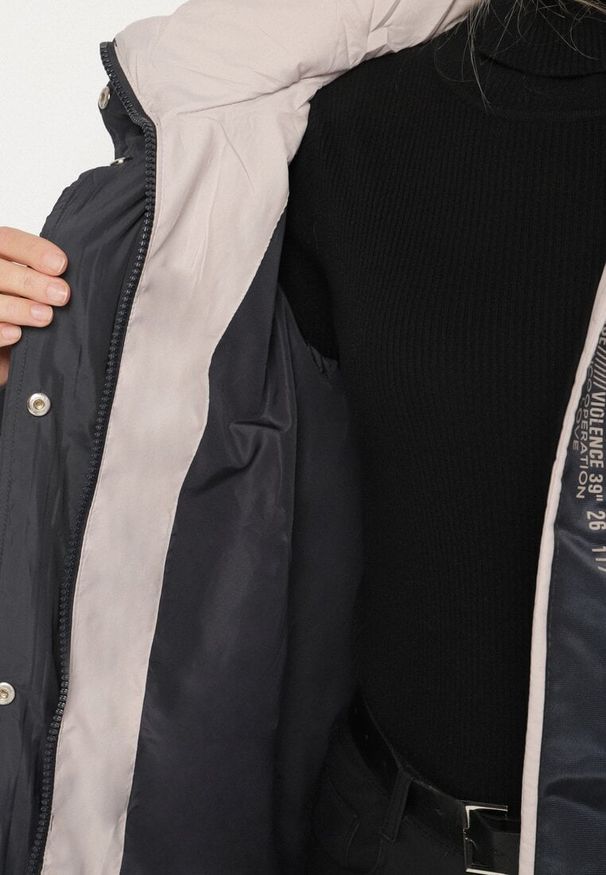 Born2be - Granatowa Długa Kurtka Pikowana z Kapturem i Bocznymi Suwakami Aruvitta. Okazja: na co dzień. Typ kołnierza: kaptur. Kolor: niebieski. Materiał: zamsz, jeans, dresówka, poliester. Długość: długie. Wzór: ze splotem. Styl: casual, elegancki, sportowy