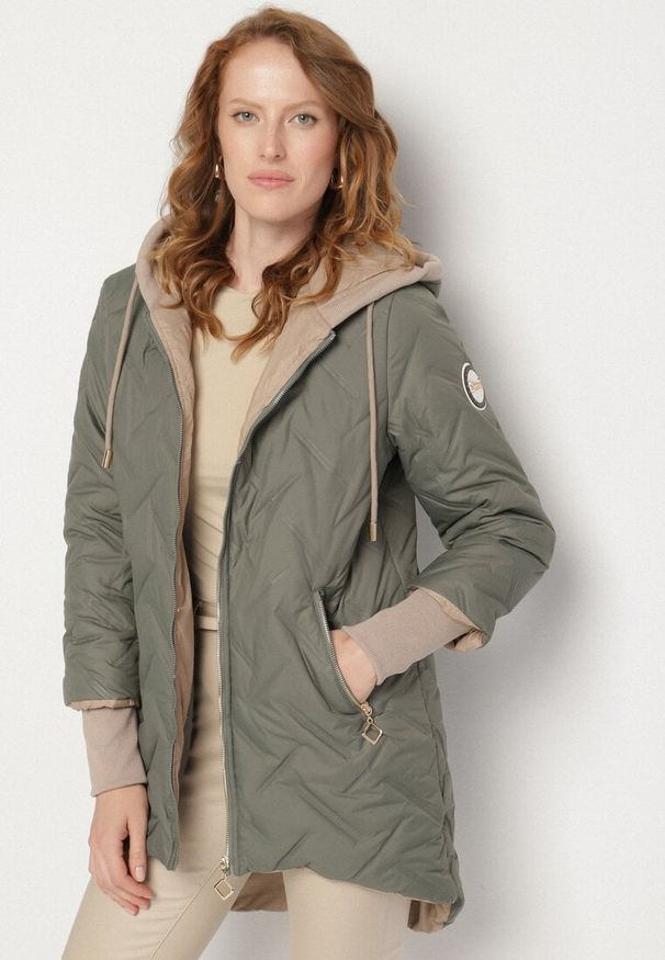 Born2be - Zielona Pikowana Kurtka z Przedłużonym Tyłem i Kapturem Melune. Okazja: na co dzień. Kolor: zielony. Materiał: jeans. Wzór: aplikacja. Styl: klasyczny, casual