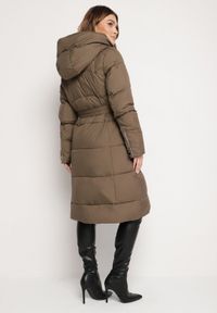 Born2be - Ciemnobeżowa Pikowana Kurtka o Długim Kroju z Kapturem i Wiązanym Paskiem Neandira. Okazja: na co dzień. Typ kołnierza: kaptur. Kolor: beżowy. Materiał: jeans, materiał. Długość rękawa: długi rękaw. Długość: długie. Sezon: zima, jesień. Styl: casual, elegancki, klasyczny #4