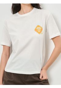 Sinsay - Bawełniana koszulka z nadrukiem wakacyjnym - kremowy. Kolor: kremowy. Materiał: bawełna. Wzór: nadruk. Styl: wakacyjny #1