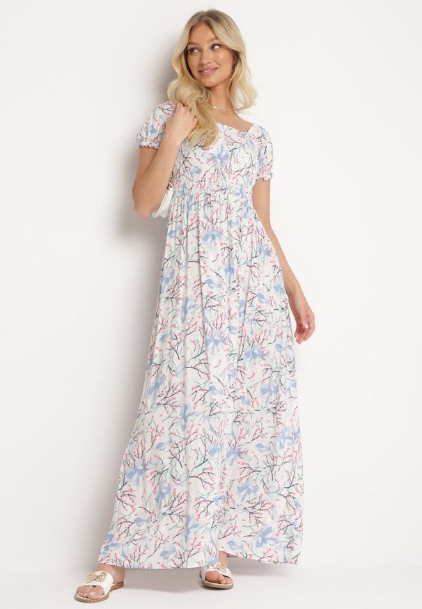Born2be - Biało-Niebieska Rozkloszowana Sukienka w Kwiaty z Marszczonym Dekoltem Disteria. Okazja: na co dzień. Kolor: biały. Materiał: jeans. Wzór: kwiaty. Sezon: lato, wiosna. Styl: casual, vintage, elegancki