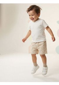 Sinsay - Lniane szorty z elastycznym pasem i melanżowym wzorem - beżowy. Kolor: beżowy. Materiał: len. Wzór: melanż #1