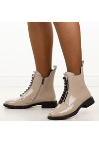 Beżowe skórzane botki damskie DiA 52-108. Okazja: na co dzień, do pracy. Nosek buta: okrągły. Kolor: beżowy. Szerokość cholewki: normalna. Wzór: aplikacja. Materiał: lakier, skóra. Sezon: zima, jesień. Obcas: na obcasie. Styl: klasyczny, casual, elegancki #1