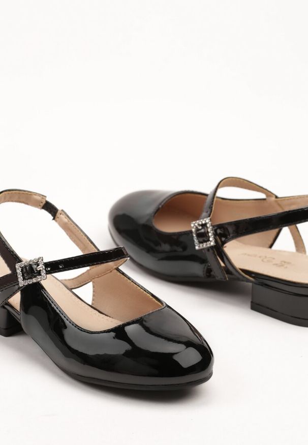 Renee - Czarne Sandały Lakierowane Bez Pięty Reiloria. Okazja: na co dzień, na imprezę. Zapięcie: sprzączka. Kolor: czarny. Materiał: lakier. Styl: elegancki, casual