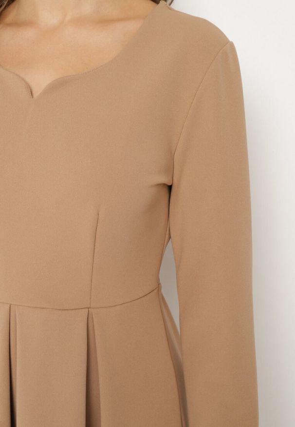 Born2be - Beżowa Rozkloszowana Sukienka Wieczorowa ze Szpiczastym Dekoltem Temithiel. Okazja: na co dzień. Kolor: beżowy. Materiał: jeans. Wzór: aplikacja. Typ sukienki: proste. Styl: wizytowy