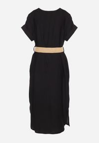 Born2be - Czarna Wiskozowa Sukienka z Paskiem Ozdobionym Plecionką i Klamrą Mlevena. Typ kołnierza: dekolt w kształcie V. Kolekcja: plus size. Kolor: czarny. Materiał: wiskoza. Długość rękawa: krótki rękaw. Wzór: aplikacja. Typ sukienki: dla puszystych. Styl: elegancki #4