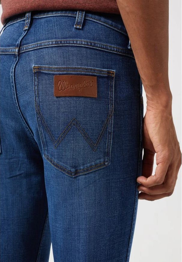 Wrangler - WRANGLER MĘSKIE SPODNIE JEANSOWE REGULAR FIT BALANCING ACT 112351224 W154017978. Okazja: na co dzień. Długość: długie. Styl: klasyczny, casual, elegancki