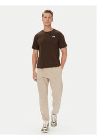 The North Face T-Shirt Evolution Simple Dome NF0A8CZ2 Brązowy ciemny Regular Fit. Kolor: brązowy. Materiał: bawełna #2