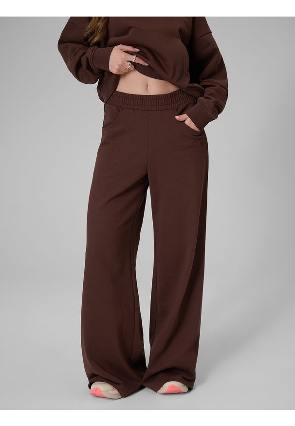 4f - 4F Spodnie dresowe z szerokimi nogawkami damskie - brązowe M. Kolor: brązowy. Materiał: dresówka. Sport: bieganie, turystyka piesza