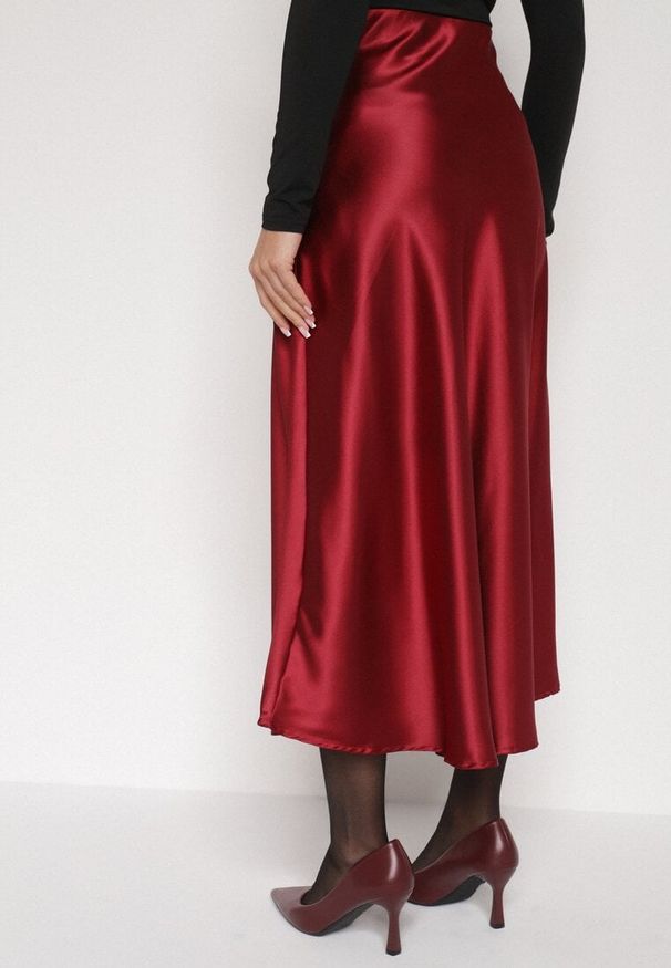 Born2be - Bordowa Rozkloszowana Midi Spódnica Satynowa Zapinana na Suwak z Gumką w Pasie Williwarne. Stan: podwyższony. Kolor: czerwony. Materiał: satyna