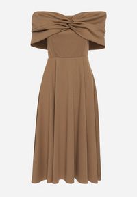 Born2be - Brązowa Rozkloszowana Sukienka z Odsłoniętymi Ramionami i Drapowaniem Odilene. Okazja: na imprezę. Kolor: brązowy. Sezon: lato. Typ sukienki: z odkrytymi ramionami. Styl: elegancki #4