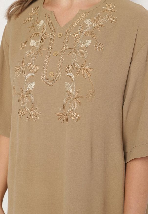 Born2be - Ciemnobeżowa Sukienka Pudełkowa z Guzikami i Ozdobnymi Haftami Jenivanea. Okazja: na co dzień. Typ kołnierza: dekolt w serek. Kolor: beżowy. Materiał: skóra. Długość rękawa: długi rękaw. Wzór: haft. Styl: casual, elegancki