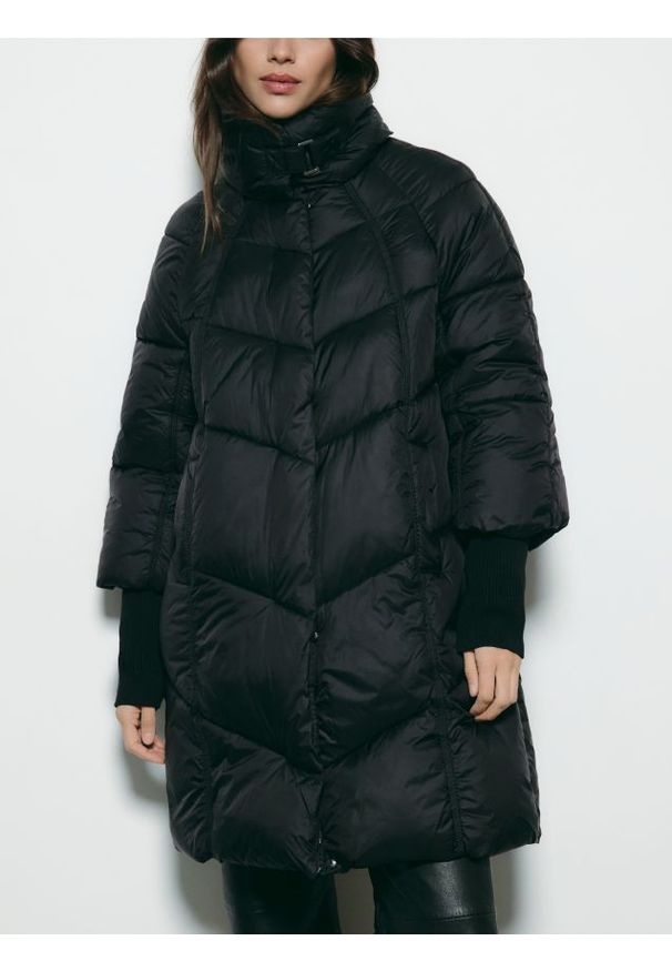 Reserved - Długa pikowana kurtka - czarny. Kolor: czarny. Materiał: tkanina. Długość: długie