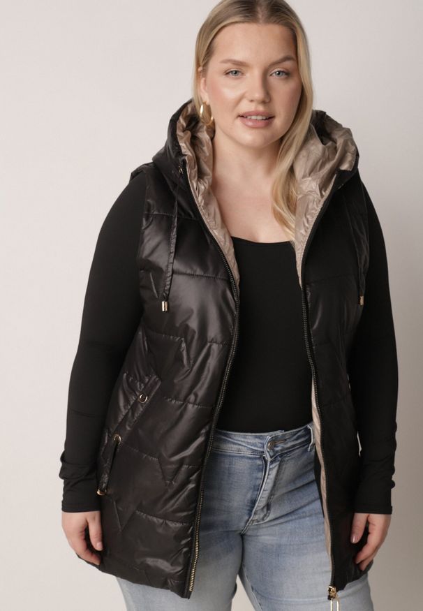 Born2be - Czarna Kamizelka z Nieodpinanym Kapturem i Geometrycznym Pikowaniem Kalousa. Okazja: na co dzień. Kolor: czarny. Materiał: jeans, dresówka. Długość rękawa: długi rękaw. Wzór: geometria. Styl: casual, klasyczny