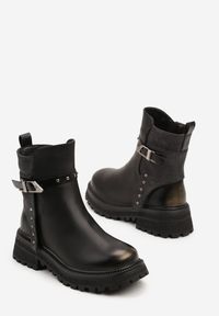 Born2be - Czarno-Złote Botki z Metalową Klamrą i Nitami Aloriana. Okazja: na uczelnię, na co dzień. Zapięcie: klamry. Kolor: czarny. Materiał: jeans. Wzór: kolorowy. Styl: elegancki, casual, rockowy