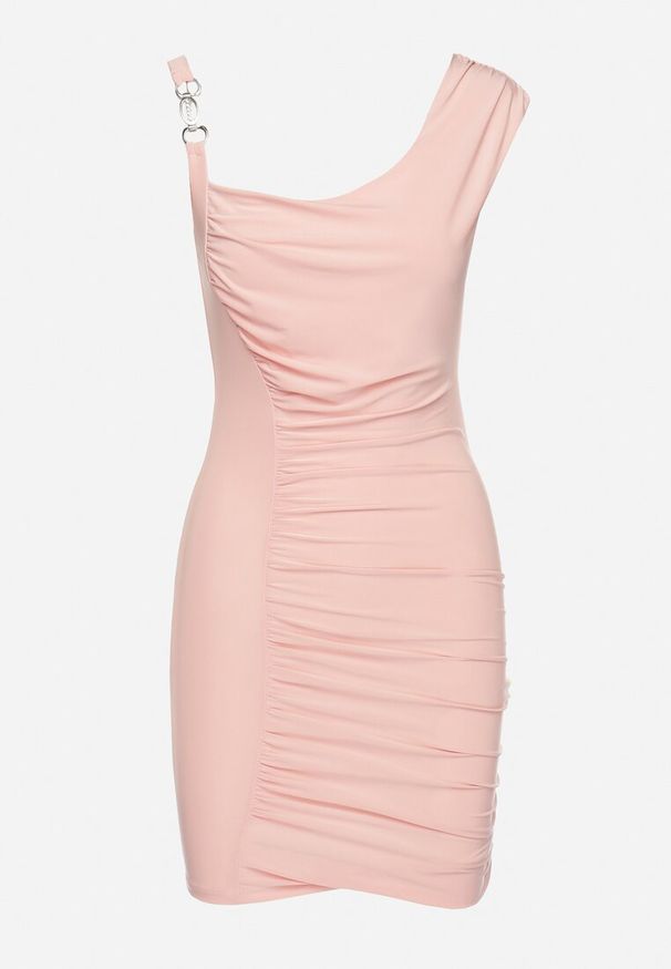 Born2be - Różowa Sukienka o Dopasowanym Fasonie z Marszczeniem i Klamerką na Ramiączku Inestell. Okazja: na co dzień. Kolor: różowy. Materiał: materiał. Długość rękawa: na ramiączkach. Typ sukienki: proste, asymetryczne. Styl: casual