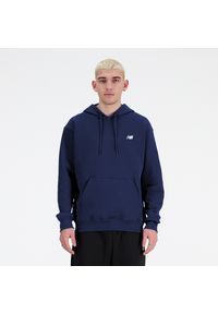 Bluza męska New Balance MT41508NNY – granatowa. Kolor: niebieski. Materiał: bawełna, poliester, tkanina, dresówka. Wzór: aplikacja