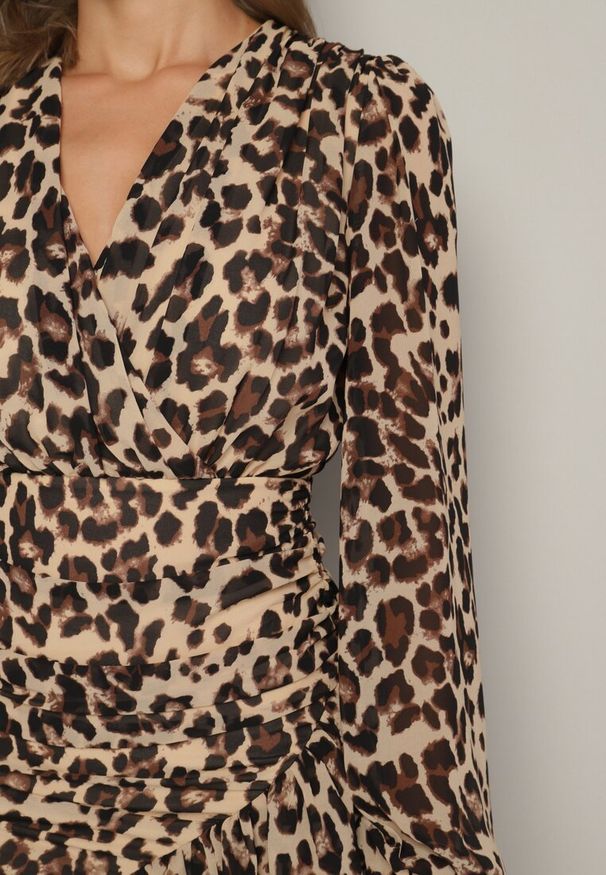 Born2be - Ciemnobeżowa Panterkowa Sukienka z Dekoltem w Serek Zdobiona Drapowaniem i Falbankami Melobria. Okazja: na co dzień. Typ kołnierza: dekolt w serek, kołnierz z falbankami. Kolor: beżowy. Wzór: aplikacja. Typ sukienki: dopasowane. Styl: klasyczny, casual, elegancki