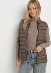 Born2be - Brązowa Pikowanana Kamizelka Sifitta. Okazja: na co dzień. Kolor: brązowy. Materiał: jeans. Styl: klasyczny, casual, elegancki #6