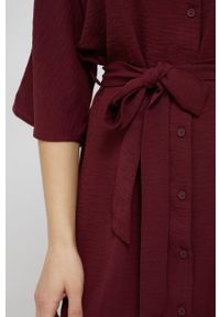 JDY Sukienka kolor bordowy mini oversize. Kolor: czerwony. Materiał: tkanina. Długość rękawa: krótki rękaw. Wzór: gładki. Typ sukienki: oversize. Długość: mini