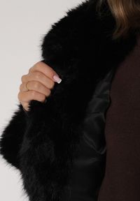 Born2be - Czarna Futrzana Kurtka z Nieodpinanym Kapturem Zetena. Kolor: czarny. Materiał: futro. Styl: klasyczny, elegancki #6
