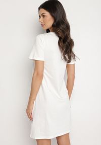 Born2be - Biała Bawełniana Sukienka o Kroju Typu T-shirt Zdobiona Nadrukiem Nevolira. Okazja: na co dzień. Kolor: biały. Materiał: bawełna. Wzór: aplikacja, nadruk. Styl: klasyczny, elegancki, casual #6