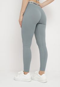 Born2be - Ciemnozielone Elastyczne Legginsy z Szeroką Gumą w Pasie Rindama. Kolor: zielony. Materiał: guma. Styl: sportowy #6