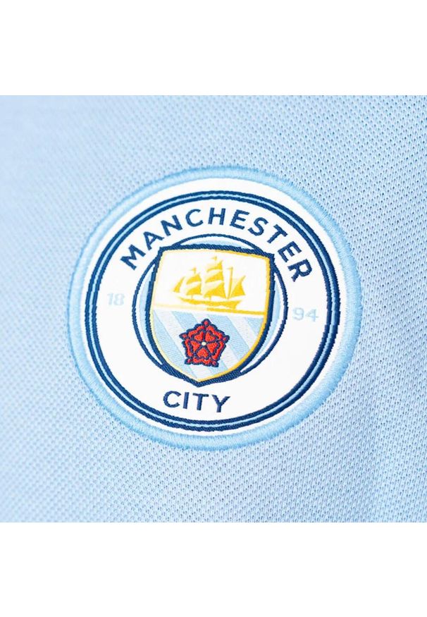 MANCHESTER CITY - Polo męskie Manchester City. Typ kołnierza: polo. Kolor: niebieski. Wzór: aplikacja. Sport: piłka nożna