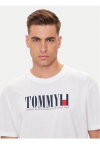 Tommy Jeans T-Shirt DNA Flag DM0DM18533 Biały Regular Fit. Kolor: biały. Materiał: bawełna