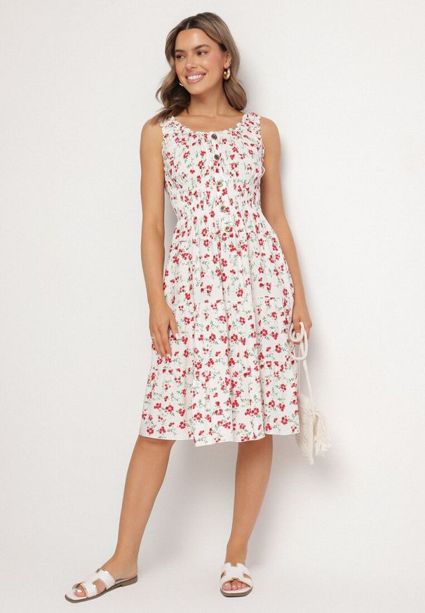 Born2be - Biało-Czerwona Sukienka Rozkloszowana na Ramiączkach w Kwiaty Tallio. Okazja: na spacer, na imprezę, na co dzień. Typ kołnierza: dekolt kwadratowy. Kolor: biały. Materiał: jeans. Długość rękawa: na ramiączkach. Wzór: kwiaty. Typ sukienki: rozkloszowane, proste. Styl: casual, klasyczny
