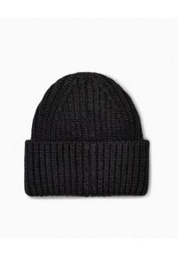 Ugg - UGG - Czarna czapka Chunky Rib Beanie. Kolor: czarny. Materiał: dzianina. Wzór: aplikacja, ze splotem #2