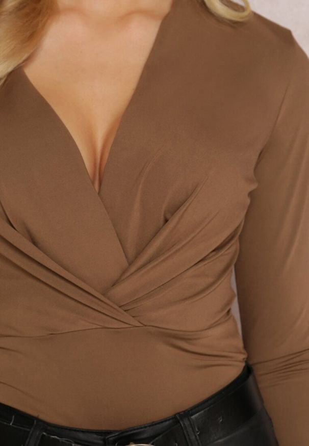 Renee - Brązowe Kopertowe Body Longsleeve z Wiskozą Wintersong. Okazja: na co dzień. Kolor: brązowy. Materiał: wiskoza. Długość rękawa: długi rękaw. Styl: casual
