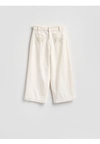 Reserved - Jeansy culotte z haftem - biały. Kolor: biały. Wzór: haft #1