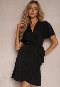 Renee - Czarna Kopertowa Sukienka z Ozdobną Falbanką Tinanis. Okazja: na co dzień. Kolor: czarny. Długość rękawa: krótki rękaw. Typ sukienki: kopertowe. Styl: casual #3