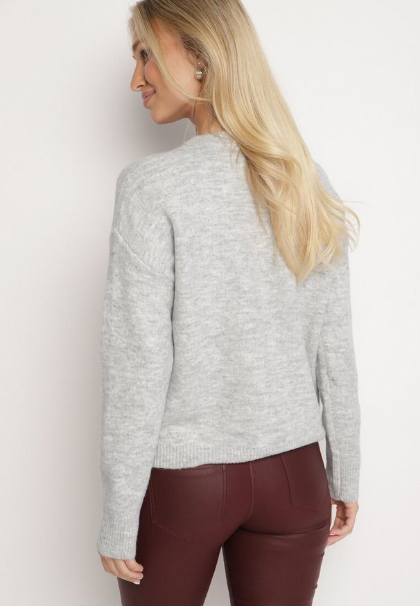 Born2be - Jasnoszary Sweter z Ozdobnym Haftem z Przodu Minavira. Okazja: na co dzień. Kolor: szary. Materiał: jeans. Wzór: haft. Styl: klasyczny, elegancki, casual