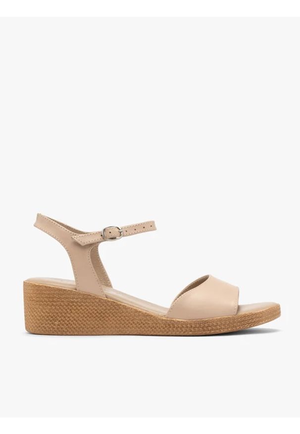Ryłko - Beżowe sandały na niskiej platformie. Kolor: beżowy. Materiał: skóra. Obcas: na platformie. Styl: street