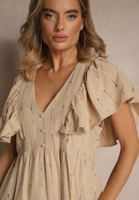 Renee - Beżowa Rozkloszowana Sukienka z Bawełny Zdobiona Falbanami Silonia. Typ kołnierza: dekolt w kształcie V. Kolor: beżowy. Materiał: bawełna. Wzór: aplikacja. Sezon: lato, wiosna. Styl: elegancki #3