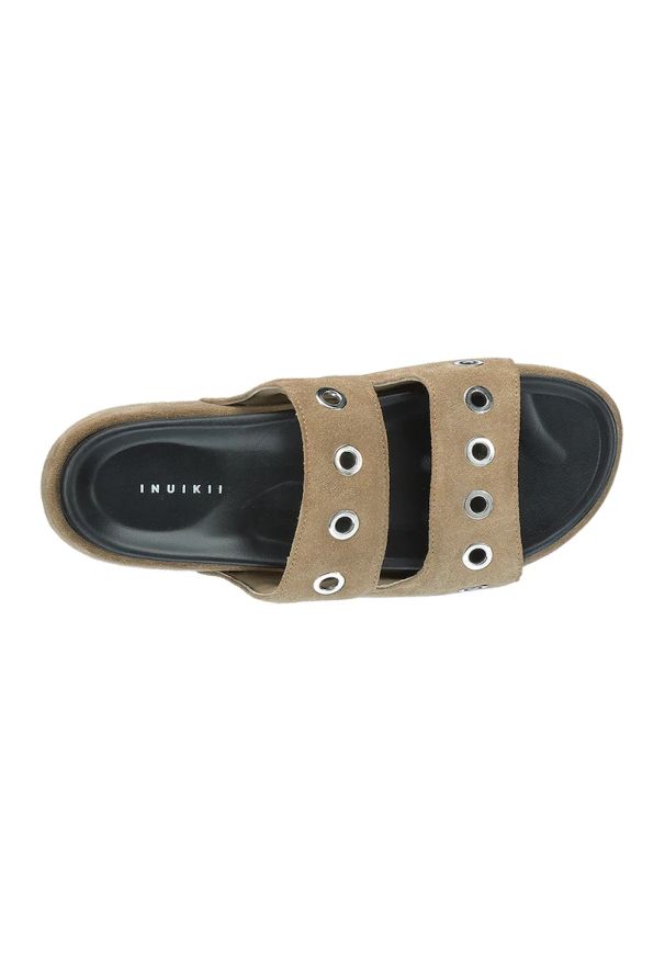 Inuikii SUEDE STUDS Klapki damskie. Okazja: na co dzień. Kolor: brązowy. Materiał: zamsz, skóra. Wzór: aplikacja. Obcas: na platformie. Styl: casual, rockowy, elegancki
