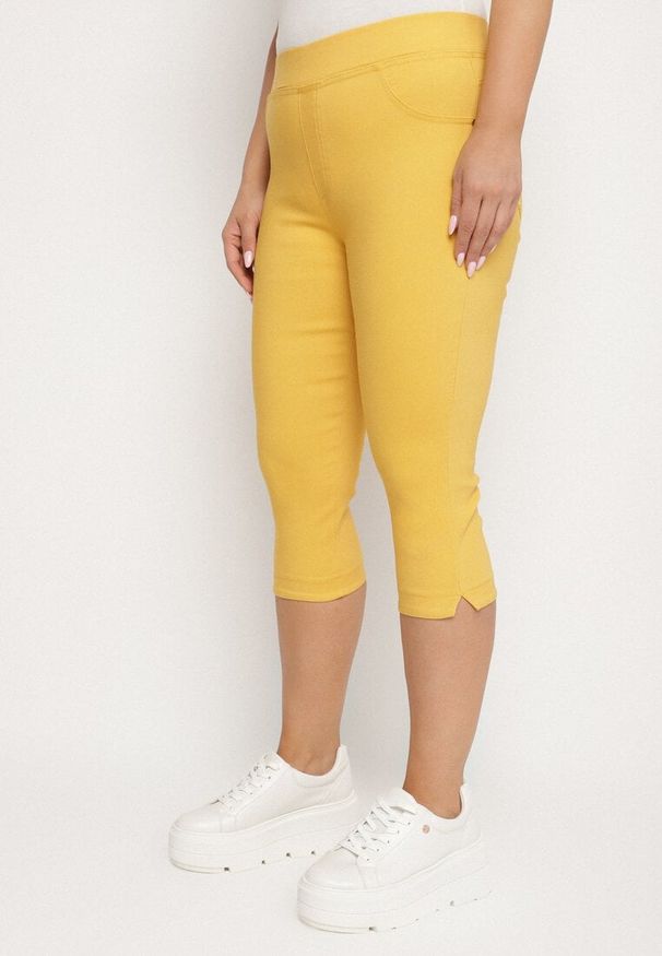 Born2be - Żółte Spodnie z Bawełny o Kroju Capri Dolonisa. Okazja: na co dzień. Kolor: żółty. Materiał: bawełna. Styl: młodzieżowy, elegancki, casual