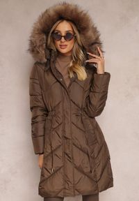 Renee - Brązowa Długa Pikowana Kurtka w Stylu Parki z Troczkiem w Pasie i Sztucznym Futerkiem Abelasa. Okazja: na co dzień. Kolor: brązowy. Materiał: futro. Długość: długie. Sezon: zima. Styl: casual, street, klasyczny #2