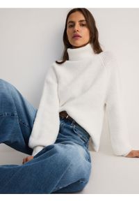 Reserved - Sweter z golfem - złamana biel. Typ kołnierza: golf. Materiał: dzianina