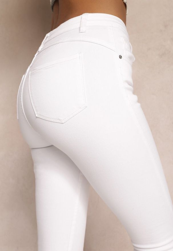 Renee - Białe Jeansy Skinny z Efektem Push Up Karinali. Okazja: na co dzień. Kolor: biały. Wzór: gładki. Styl: casual