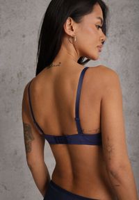 Renee - Granatowy Koronkowy Biustonosz Ozdobiony Metaliczną Aplikacją Mirzedi. Kolor: niebieski. Materiał: koronka. Rodzaj stanika: odpinane ramiączka. Wzór: aplikacja #4