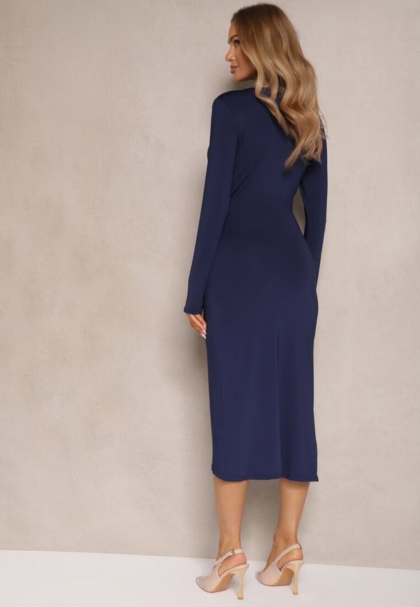 Renee - Niebieska Kopertowa Sukienka z Marszczeniami i Klamrą w Talii Aniniela. Kolor: niebieski. Materiał: wiskoza. Typ sukienki: kopertowe. Styl: elegancki